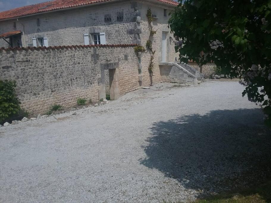 Maison Charentaise A La Campagne Becheresse Esterno foto